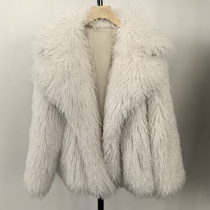 Manteau <span class=keywords><strong>court</strong></span> effet fourrure synthétique tendance pour femmes, style vintage, manches longues, poches latérales, vêtements d'extérieur chics pour femmes - Product Image 4
