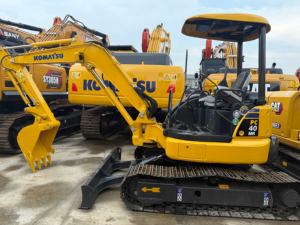Mini-pelle hydraulique Komatsu PC40MR d'occasion fiable et authentique, avec lame de bulldozer pour projets de canalisations et rénovation de cours - Product Image 3