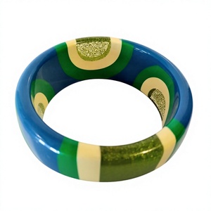 Nouveau bracelet géométrique classique en résine, motif scintillant bleu, vert, jaune, fait main, bijoux de mode unisexe - Product Image 4