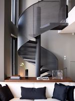 Escalier en colimaçon moderne en acier au carbone pour villa, style contemporain, marches en bois, pour intérieur, collection 2026, offre spéciale