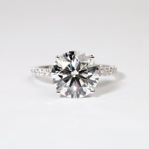 Anillo de compromiso solitario con diamante cultivado en laboratorio, redondo, elaborado en oro blanco macizo, joyería artesanal de promesa, diseño nupcial elegante - Product Image 1