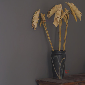 Adorno Artesanal de Hoja de Loto de Bambú con Tallado de Sapo Dorado para Decoración de Estudio, Pieza de Arte Coleccionable, Origen Anji - Product Image 1
