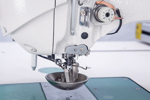 Machine à coudre industrielle CNC programmable à lit plat JTK8F-90AJWW pour modèles <span class=keywords><strong>de</strong></span> tissus, avec découpe laser et <span class=keywords><strong>transfert</strong></span> automatique - Product Image 5