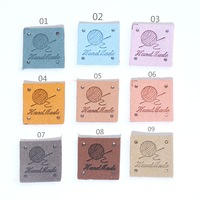 Étiquettes carrées en cuir PU microfibre faites à la main, conception de boule de fil, étiquettes à tricoter pour vêtements, accessoires de couture