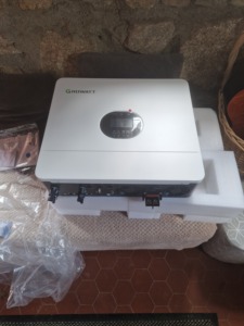 ราคาดี 10KW ระบบโซลาร์เซลล์แบบเชื่อมต่อกริดเฟสเดียวสำหรับที่อยู่อาศัย พร้อมระบบ MPPT คู่/สามตัว ดีไซน์กะทัดรัดสำหรับติดตั้งโดยบุคคลเดียว ขั้นต่ำ 70000 - Product Image 2