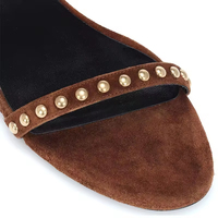 OEM ODM Personnalisé Nouveaux Sandales Plates d'été avec Clous Pantoufles Grande Taille Sandales Plates pour Femmes