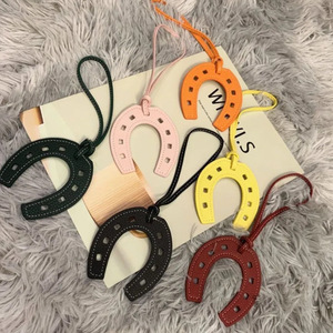 Breloque de sac tendance transfrontalière la plus vendue, pendentif de sac créatif en forme de fer à cheval, breloque poney en cuir PU double face en forme de U. - Product Image 4