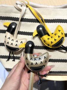 Su <span class=keywords><strong>Yinyin</strong></span> pato hecho a mano PU bolsa colgante especial espejo retrovisor adorno colgante para Richer Together nicho accesorio - Product Image 6