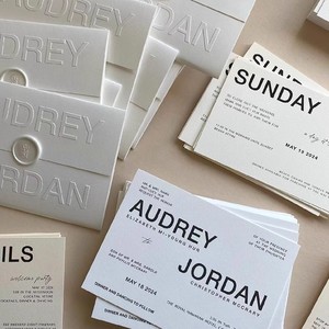 Élégante enveloppe blanche gaufrée personnalisée avec nom logo sérigraphie offset papier à usage professionnel et sceau de cire - Product Image 3