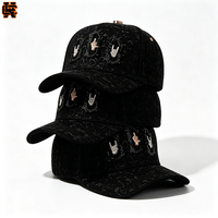 Casquette de baseball noire à 6 panneaux, texture gaufrée, applique geste de main en métal, strass, visière incurvée, style streetwear, vente en gros