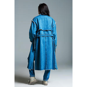 Gabardina de mezclilla con cinturón y bordes sin rematar en lavado medio - Product Image 1