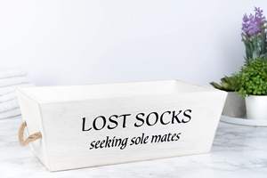 Insegna in Legno 'Lost Socks Basket' per Lavanderia in Stile Fattoria Moderna, Accessori per Casa - Product Image 2