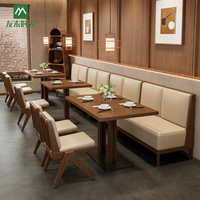 Ensemble de table et de chaises de restaurant de style café, robuste, avec structure en bois massif, revêtement en cuir, mobilier commercial moderne et durable