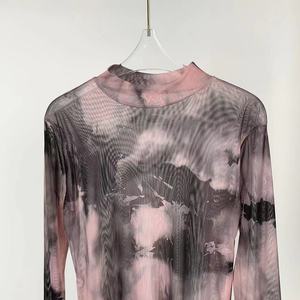 Chemisier <span class=keywords><strong>en</strong></span> maille tie-dye <span class=keywords><strong>rose</strong></span> et gris doux et épicé pour femme avec protection solaire <span class=keywords><strong>en</strong></span> <span class=keywords><strong>soie</strong></span> glacée transparente - Product Image 4