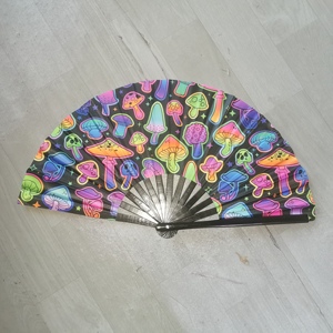 Nouveauté : Éventails pliants en bambou à motif cerise, personnalisables avec impression décorative, en stock - Product Image 3