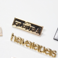 Etiquetas Metálicas de Aleación de Zinc de Lujo al por Mayor para Prendas, Etiquetas Grabadas con Logotipo Personalizado, Placas Doradas, Accesorios de Ropa Personalizados