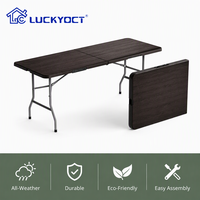 Table pliante en plastique moulé par soufflage LuckyOCT de 6 pieds, grain de bois noir, HDPE, pliable en deux, pour fêtes et événements