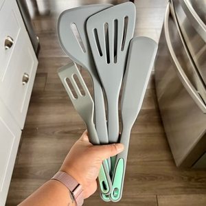 مجموعة ملاعق سيليكون رمادية فاتحة غير لاصقة للقلب والقلب، أدوات مطبخ للخبز مقاومة للحرارة، آمنة للغسالة والأفران، 9-12 قطعة - Product Image 3