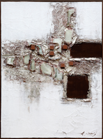 Art mural abstrait fait main en techniques mixtes, collage texturé avec éléments céramiques et métalliques, illustrant un paysage de nature morte