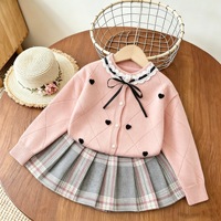 Ensemble de vêtements pour petites filles, automne-hiver, pull en tricot à motif cœur, col en dentelle, cardigan à nœud et jupe plissée à carreaux, tenue douce en deux pièces