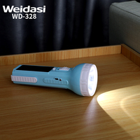 Lampe torche LED de camping populaire de haute qualité pour une utilisation familiale, alimentée par une pile sèche, une batterie au plomb ou l'énergie solaire