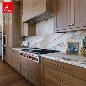 Allandgroup, principales proveedores de cocinas en Estados Unidos, armario de cocina de alta gama con cubierta de madera de roble cerezo y encimera de mármol blanco de lujo, con gabinetes de pared. - Product Image 1