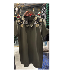 ชุดเดรสคอปกโปโลสีเขียวพรีเมียม แต่งลายดอกไม้รอบคอ ดีไซน์เก๋ไก๋สำหรับผู้หญิง สวมใส่สบาย เหมาะสำหรับงานลำลอง - Product Image 1