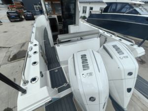 Le bateau de loisirs en fibre de verre de 28 pieds offre un équilibre entre les bateaux ouverts et les grands yachts pour de courtes escapades - Product Image 6