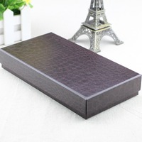 Grande boîte cadeau en papier texturé à motif crocodile pour portefeuilles et gants avec impression UV et estampage en creux