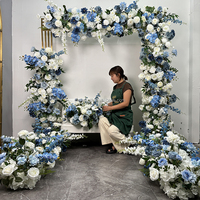 Guirlande de fleurs d'allée de mariage en forme d'arche de roses bleues et blanches lisses, pour table de mariage
