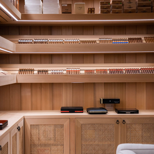 Humidor à cigares autoportant de luxe en bois sur mesure avec armoire de présentation, boîtes et casiers pour la maison et la salle à cigares - Product Image 1