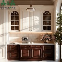 Buffet classique de style transitionnel avec portes en verre cintrées, base en bois foncé et crédence en lambris.