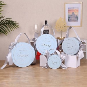 Boîtes en papier en <span class=keywords><strong>carton</strong></span> de surface en daim de luxe avec logo personnalisé pour fournitures d'<span class=keywords><strong>anniversaire</strong></span> et de mariage pour femmes/filles avec poignée en ruban - Product Image 1