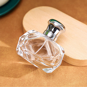 Elegante <span class=keywords><strong>Alien</strong></span> <span class=keywords><strong>Perfume</strong></span> Botellas de vidrio 30ml 50ml 100mL Diseño irregular con aleación Tapa de zinc Bomba Pulverizador OEM Embalaje personalizable - Product Image 5