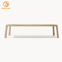 Table basse d'extérieur en bois massif, plateau rectangulaire, design à pieds évasés, finition patinée pour patio et jardin