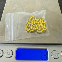 En gros, épingles en métal à motifs de dessins animés, épingles à lettres anglaises mignonnes, épingles à citations inspirantes, badges de revers 'Stay Classy', cadeaux souvenirs en stock