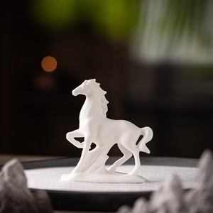 Estatuilla de Caballo Blanco pequeño de ocho corceles de cerámica MSH con textura de cola transparente - Product Image 4