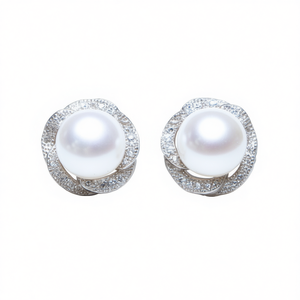 Orecchini classici con perle bianche imitazione e design a fiore con diamanti per gioielli da sposa da donna - Product Image 1