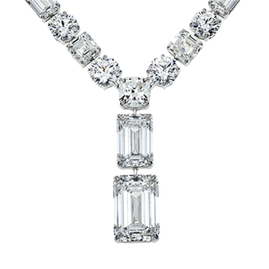 Collier en or blanc 18 carats de luxe très demandé avec diamants ronds et émeraudes, disponible à un prix abordable - Product Image 2