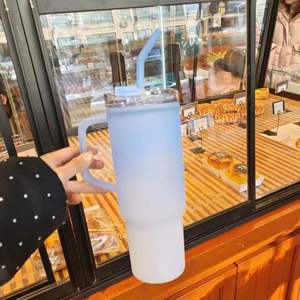 แก้วน้ำพกพาแบบ 3 in 1 พร้อมหลอดดูดและหูจับ แก้วกาแฟขนาดใหญ่พิเศษ ความจุ 40 ออนซ์ แก้วพลาสติกสำหรับใช้ในรถยนต์ - Product Image 3