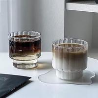 Café design moderne Vente en gros Tasse en verre Tasse rétro à rayures verticales Tasse à boisson pour latte glacé résistant à la chaleur Tasse à boisson froide