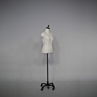 Verstellbare Schaufensterpuppe für Damen-Halbkörper aus FRP-Material im europäischen Stil, stehende Pose für Perückenpräsentation (Hochwertig)