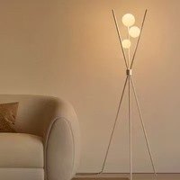 Nouvelle Lampe sur Pied de Luxe Léger Style Nordique Simple, Lampe de Chevet Designer pour Chambre, Lampe sur Pied Artistique Créative en Fer