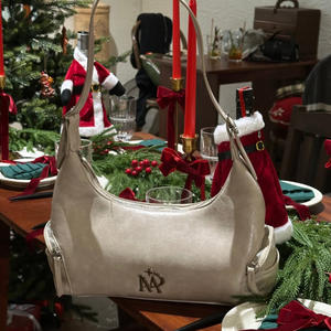 Bolso <span class=keywords><strong>de</strong></span> Hombro Tipo Hobo en Forma <span class=keywords><strong>de</strong></span> Luna para Mujer, <span class=keywords><strong>de</strong></span> Cuero PU, con Logotipo Metálico, Diseño <span class=keywords><strong>de</strong></span> Lujo a Rayas Blancas y Negras - Product Image 5