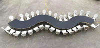 Grande table serpentine ronde élégamment conçue pour 24 personnes pour une table de mariage de fête à louer