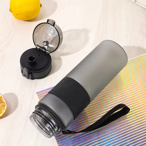 Bouteille d'eau sport en plastique givrée de 530 ml, anti-fuite, transparente, sans BPA, avec corde, pour jus, gym, fitness et voyage - Product Image 4