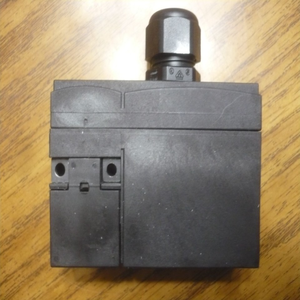 Yepyeni & PLC AZM 170-11zka-2220 Güvenlik Kilitleme Anahtarı *Endüstriyel Otomasyon Ürünü-En İyi Fiyat - Product Image 1