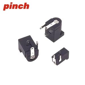 Conector Hembra de Alimentación CC Pinch de 5.5-2.1/5.5-2.5mm con Protección de Aislamiento para Electrónica - Product Image 1