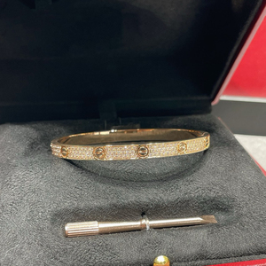 Set di Bracciali di Alta Qualità con Motivo a Vite Classico, Diamanti Incastonati, Opzioni Multicolore, Accessorio di Lusso per Uso Quotidiano - Product Image 4