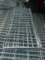Grille d'escalier antidérapante industrielle extérieure de type T8 galvanisée à chaud pour escalier d'évacuation en cas d'incendie